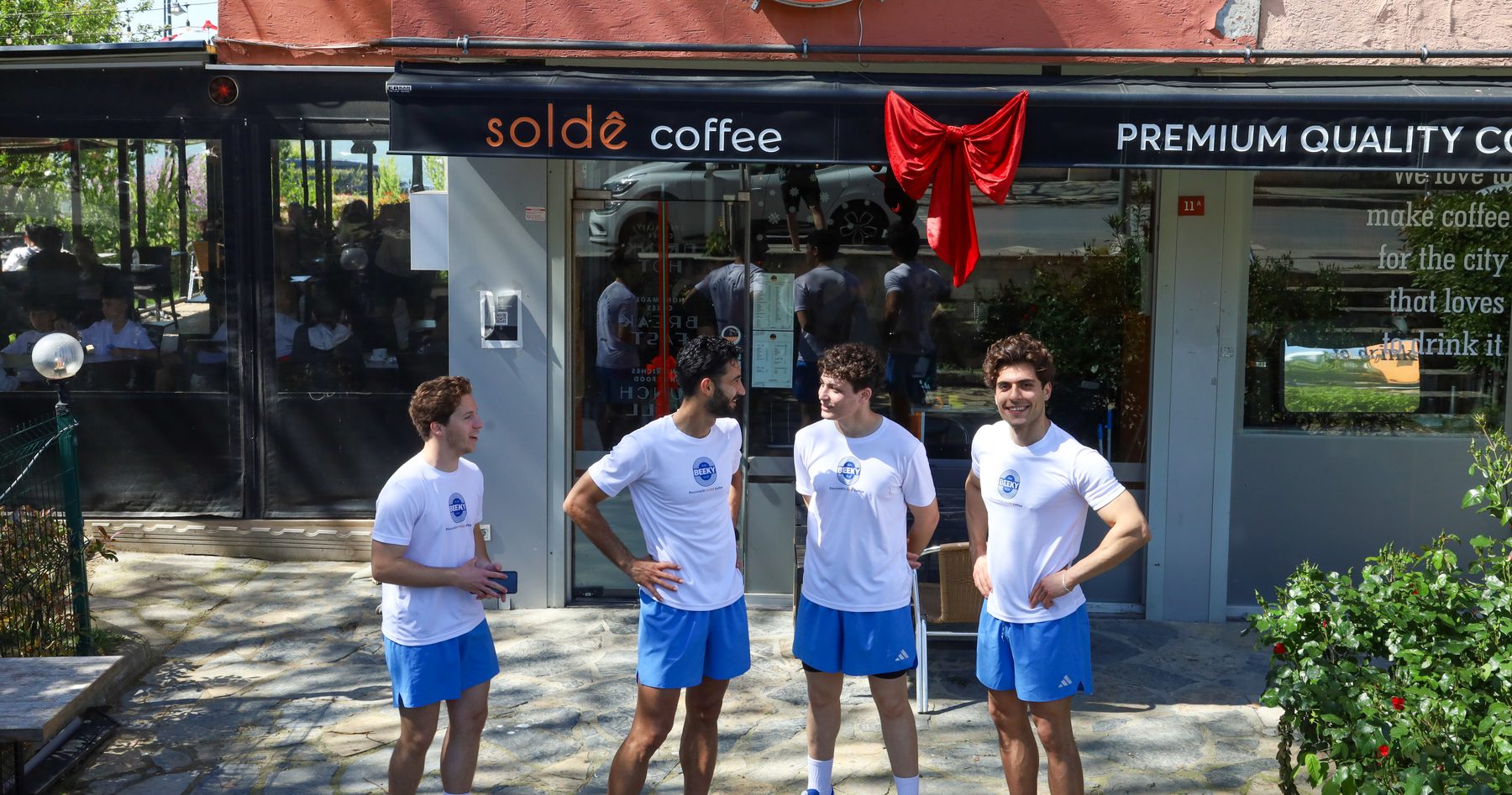 Beeky Run Club Solde Cafe önünde
